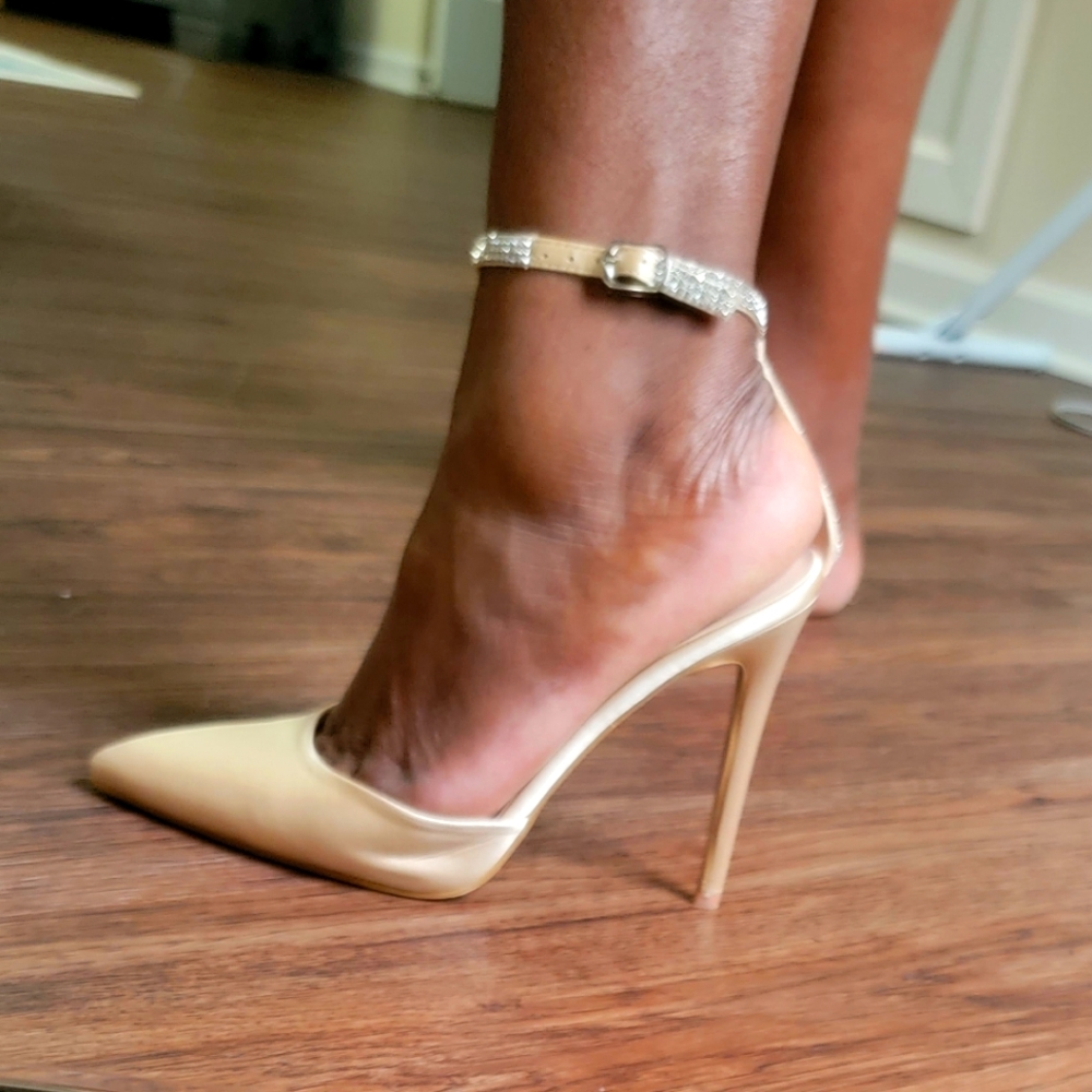 Champagne colored heels 👠
